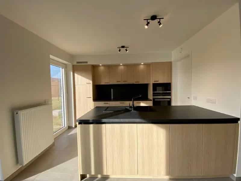 Instapklare recente woning met 4 ruime slaapkamers en carport