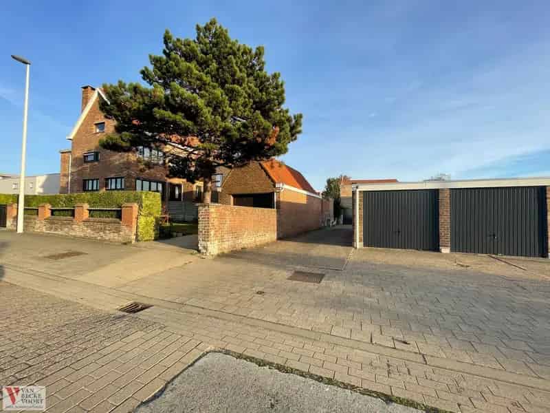 Garagebox in residentiële woonwijk Mariakerke