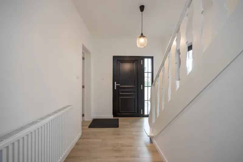 IN OPTIE.

Ruime gezinswoning met garage en tuin in Beerse

Deze charmante woning, gelegen aan de Rijkevorselseweg 50 in Beerse, biedt ruimte, comfort en veelzijdigheid. Met een bewoonbare oppervlakte van 197 m² en een grondoppervlakte van 489 m² is dit d
