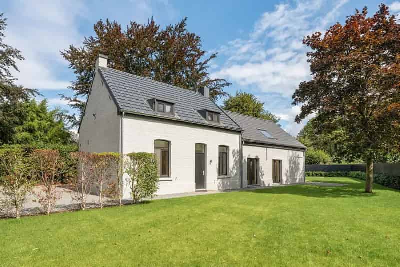 Gerenoveerde hoeve op 1313 m² met inrijlaan.