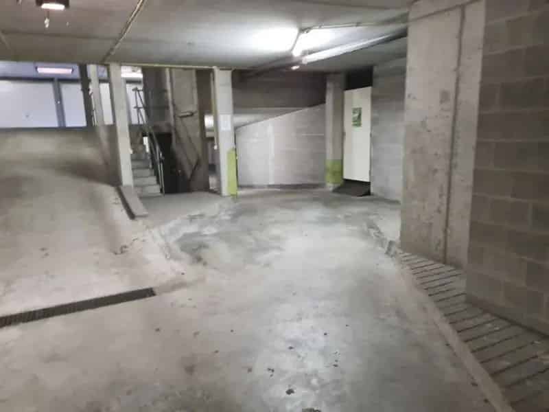 Gemakkelijk toegankelijke garagebox in de residentie Robijn in de buurt van het commerciële centrum.