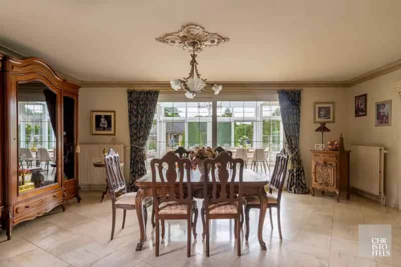 Karakteristieke villa met praktijkruimte en buitenzwembad op zuidgericht perceel van 1.565 m²