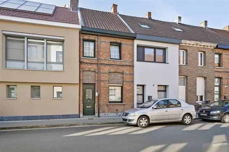 Huis Te Koop Sint-Niklaas: 2 Slaapkamers, Garage, Veranda