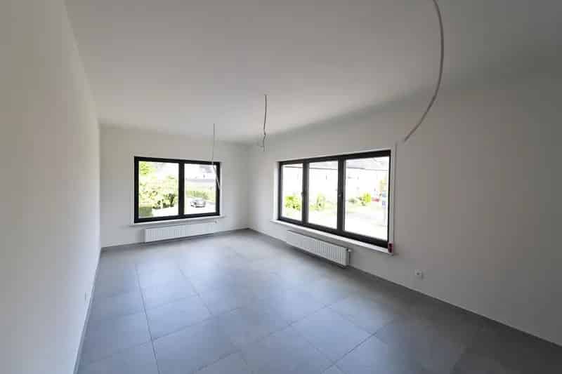 Modern appartement op de 1e verdieping met twee slaapkamers .