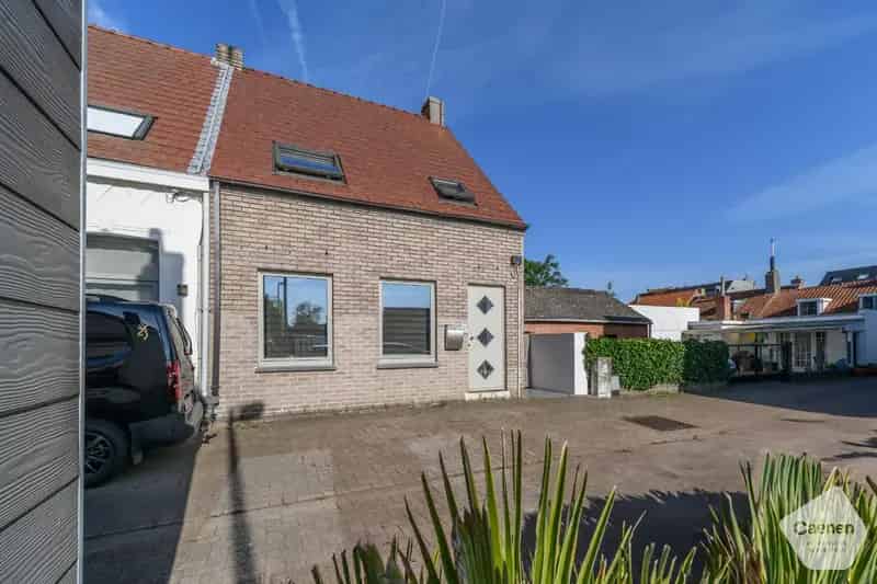 Ontdek deze ruime en gezellige rijwoning met een uiterst centrale ligging!