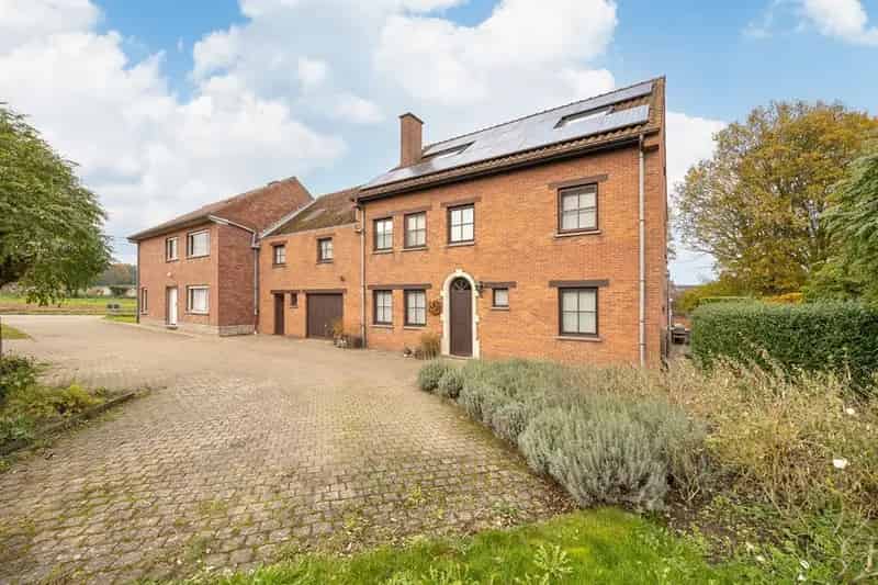 2 aaneengeschakelde woningen op perceel van 26a 90ca