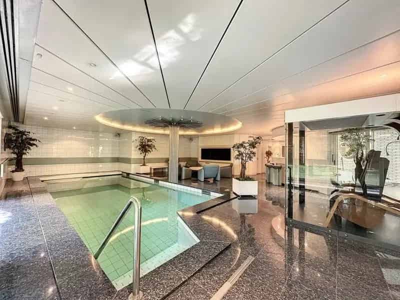 Mooie villa met 4 slaapkamers, 3 badkamers en een binnenzwembad op een ruim perceel van 35 are.