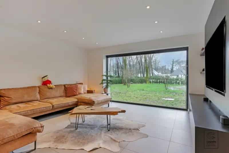Prachtig gerenoveerde villa  met 4 slpk's, een bew. opp. van 200 m² op een uiterst rustig en groene ligging te Schilde