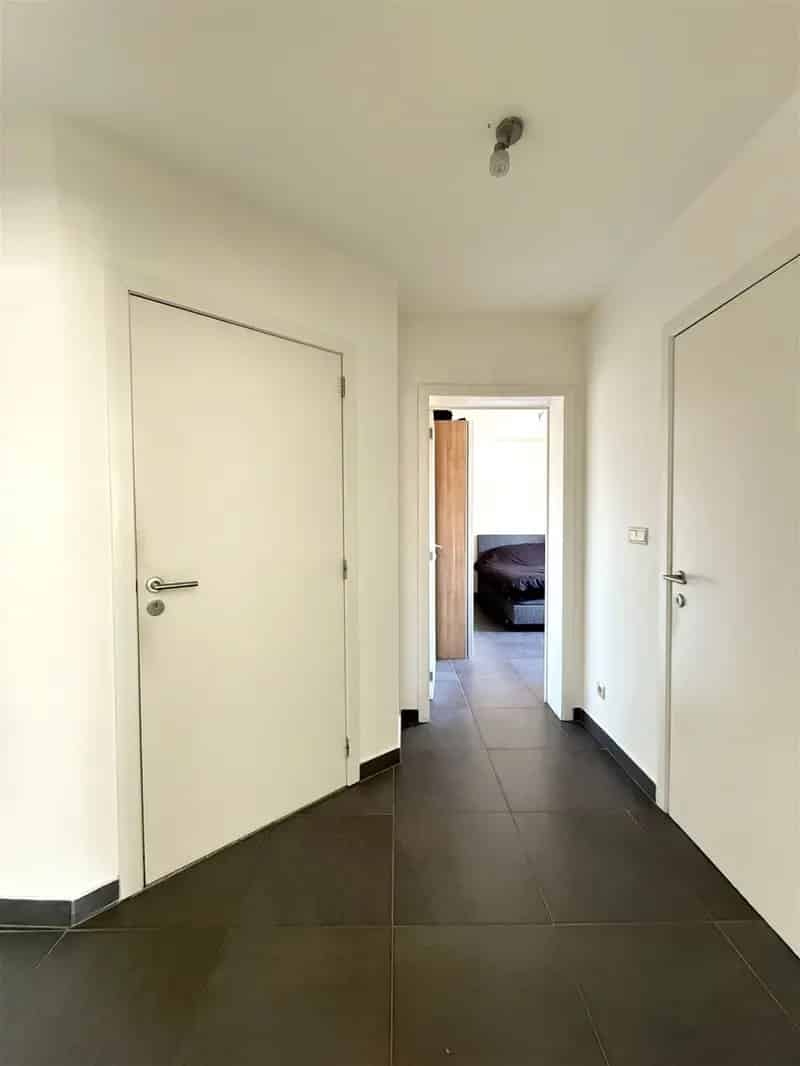 Gezellig gelijkvloers appartement met één slaapkamer en autostaanplaats.