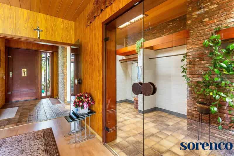 Zoersel: Zeer ruim te renoveren authentieke seventies twee woonst op een magnifiek perceel