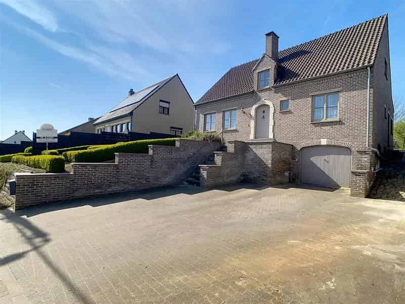 Ruime open bebouwing, 4 slpks, garage, tuin, 10a 54ca