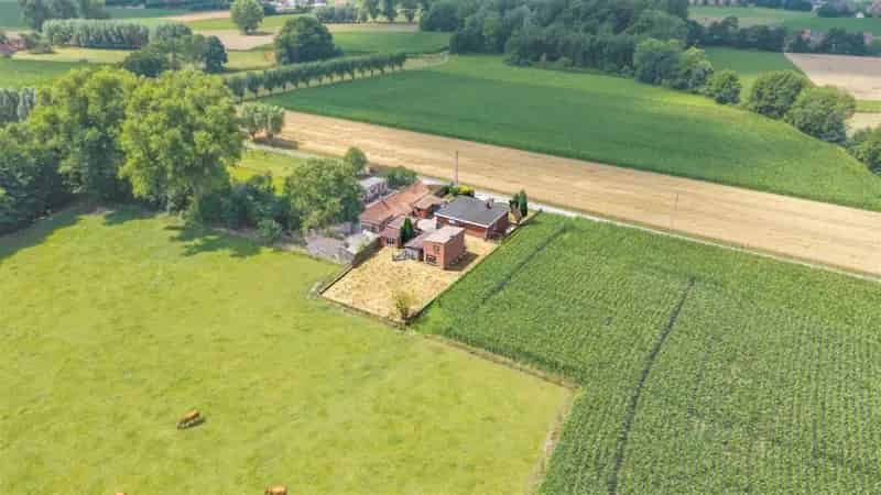 VRIJSTAANDE WONING MET BIJGEBOUWEN OP 913M² TE AARSELE
