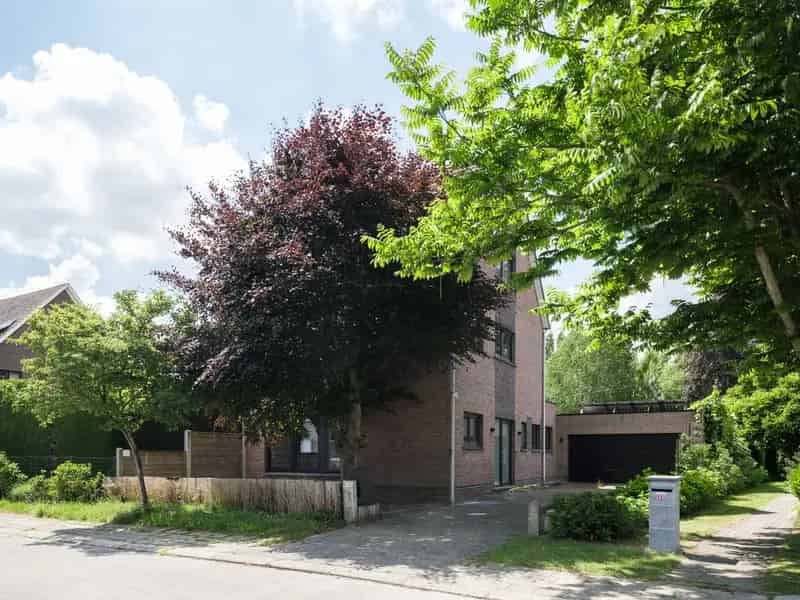 Gerenoveerde gezinswoning te Melle met grote tuin en dubbele garage