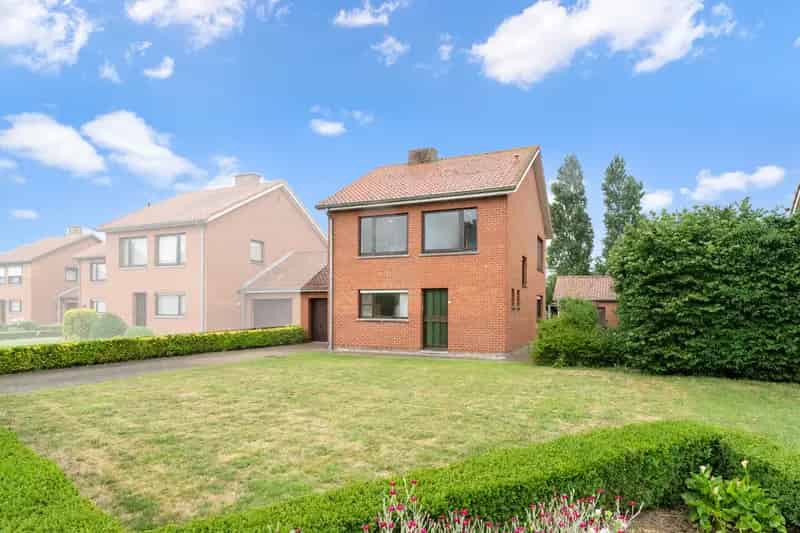 Halfopen woning te huur in Veurne met 4 slaapkamers en tuin