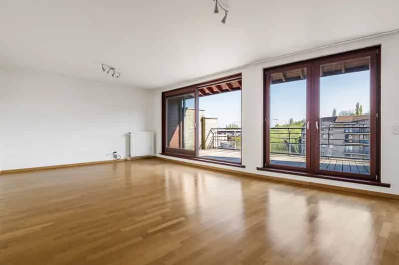 Sint-Lambrechts-Woluwe – Lichtrijk penthouse met twee slpk