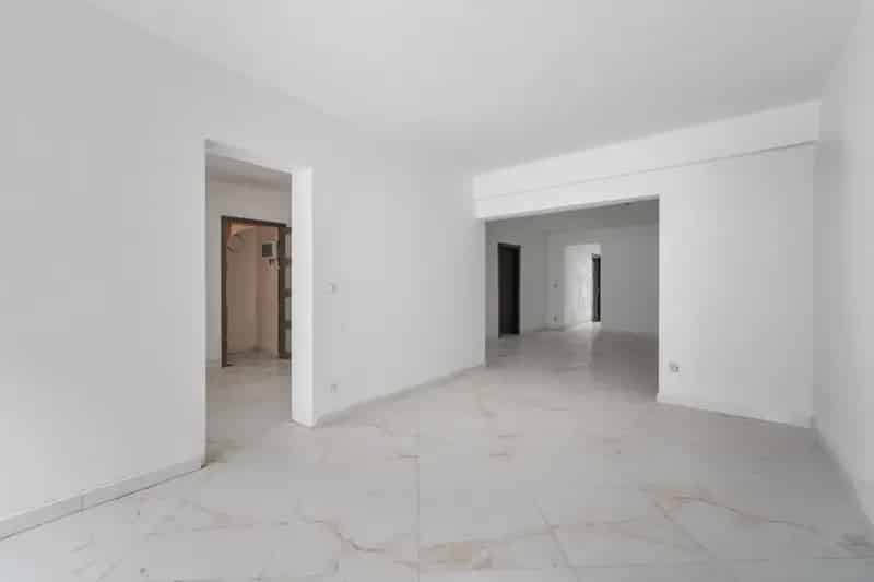 Ben je op zoek naar een gelijkvloers appartement met een bewoonbare oppervlakte van maar liefst 152 m² en een private tuin van 60 m²? Zoek niet verder! Dit appartement nabij centrum Wetteren heeft alles wat je zoekt.

Indeling: 
- Inkomhal
- Apart toilet

