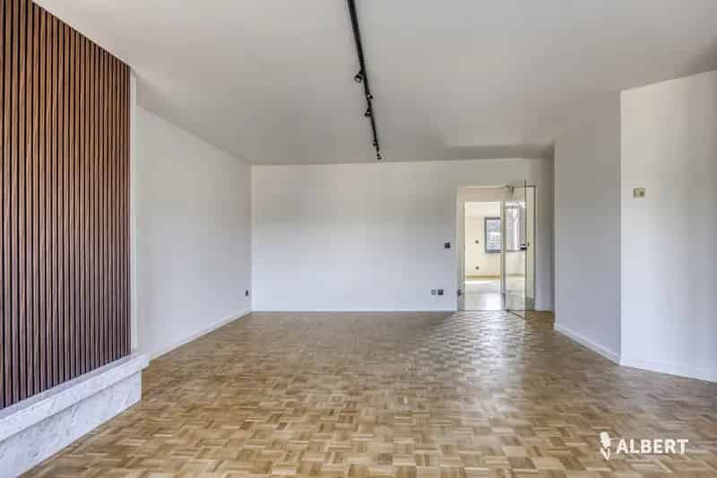 Bent u op zoek naar een instapklaar en energiezuinig appartement op een centrale locatie? Dan is dit recent gerenoveerde appartement op de eerste verdieping in het hart van Denderwindeke iets voor u! De woning beschikt over een nieuwe keuken, nieuwe badka