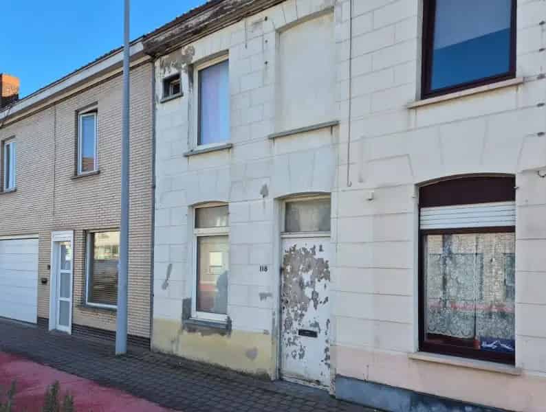 Roeselare-stadskern. Uitstekend gelegen compleet te renoveren woning op een perceel van +/- 60m2.  Twee verdiepingen en ruim zoldergedeelte.