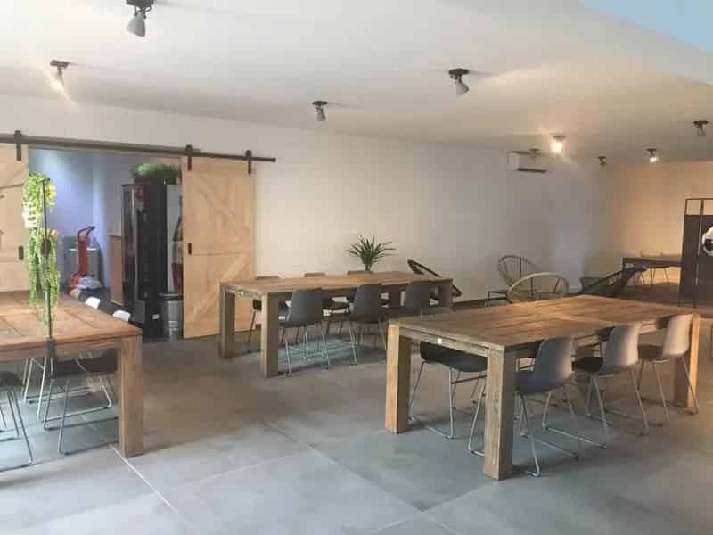 Terbeschikkingstelling van infrastructuur in vernieuwde kantoren met parking, v.a. 21 m², Genk-Noord
