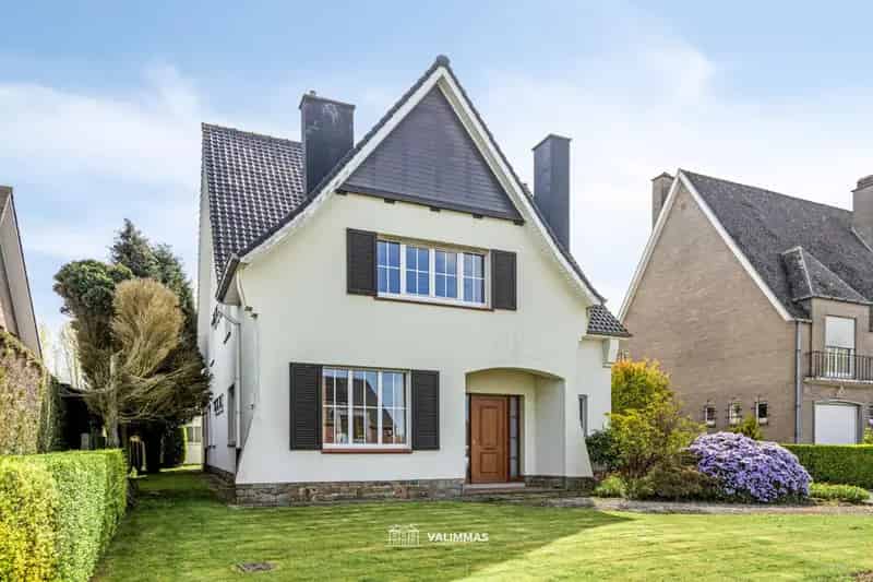 Zeer ruime en stijlvolle klassieke villa met garage en tuin