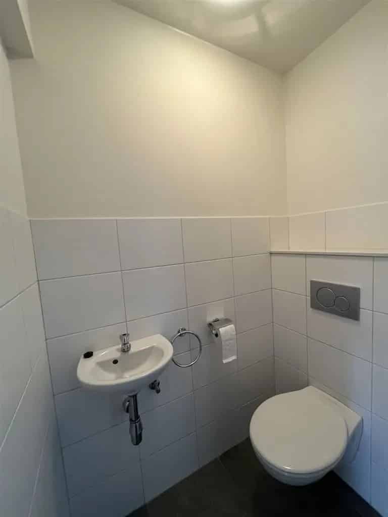 Instapklare stadswoning met 3 slaapkamers, aparte garage en tuintje.