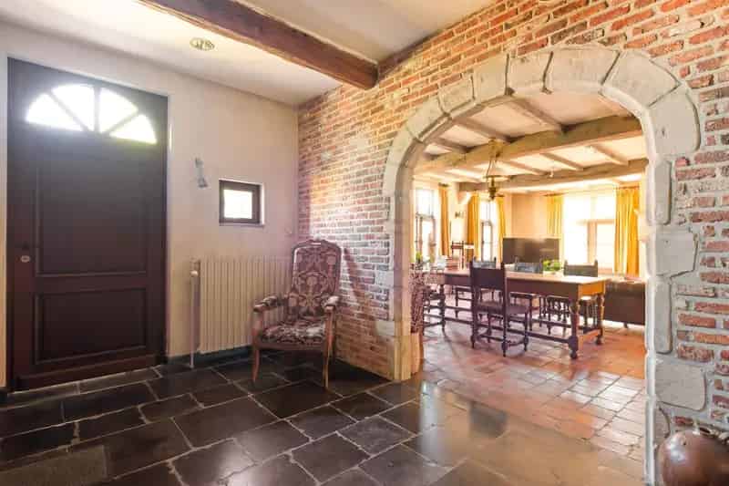 Hoeve met magazijn op een perceel van 8.140 m²