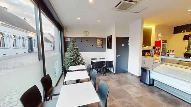 Te koop: Goed draaiende frituur mét gerenoveerde woning in het hart van Zingem!