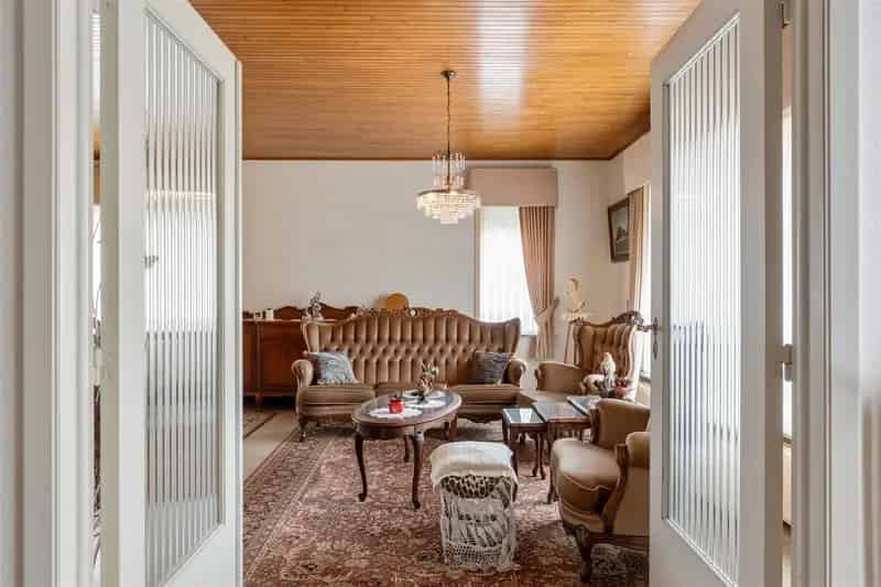 Te renoveren Split-level woning met 3 slaapkamers op een perceel van 11a50ca