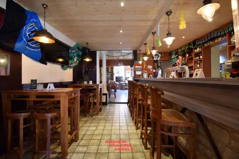 Handelspand bestaande uit eethuis met café en privé woonst