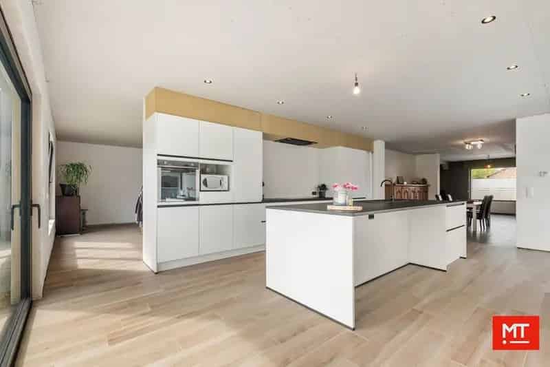 Bijzonder ruime alleenstaande woning op 1.828 m² in het centrum van Langemark