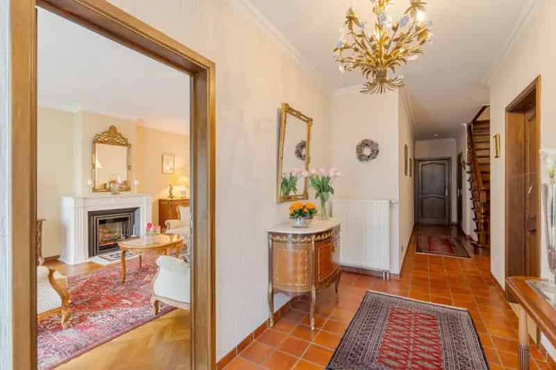 Bijzonder nette half-vrijstaande woning met 4 slaapkamers en mooie tuin op 12a 18ca vlak bij de dorpskern