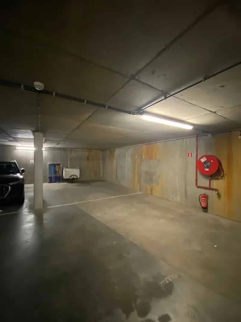 Ruime autostaanplaats in recente ondergrondse garage te koop