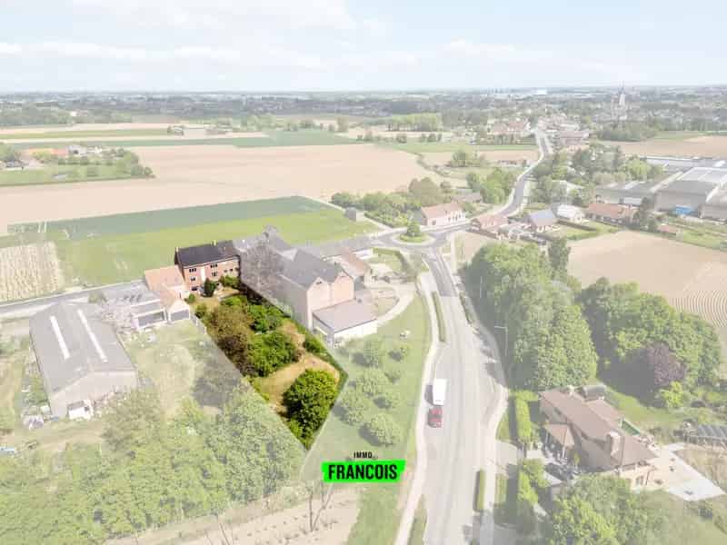 Volledig te renoveren bedrijfswoonst op 1164m² te Poperinge.