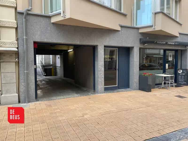 Garagebox met automatische poort in veilig complex pal aan het strand