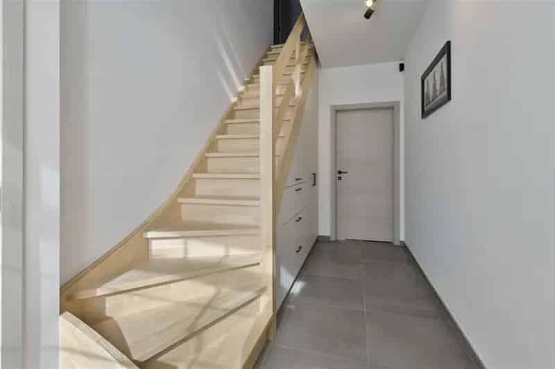Recent gebouwde woning, volledig afgewerkt!
