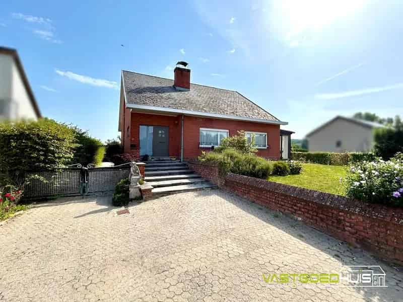 Karaktervolle, te renoveren villa met tuin