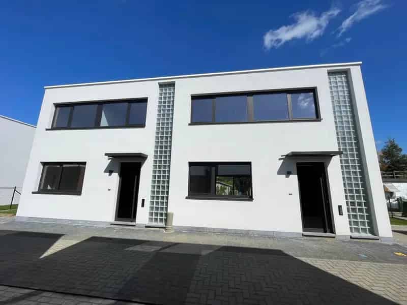 Nieuwbouwwoning met drie slaapkamers, tuin en terras