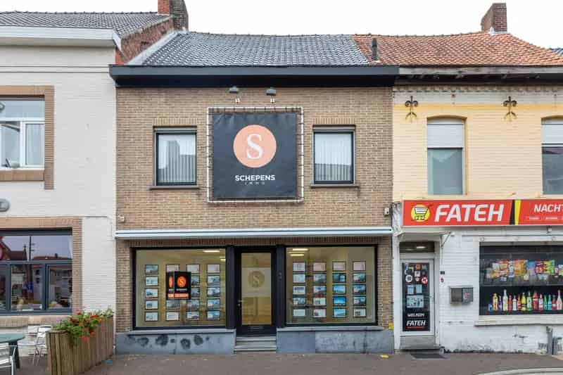Vernieuwd winkel/kantoorruimte te huur in centrum van Meulebeke.