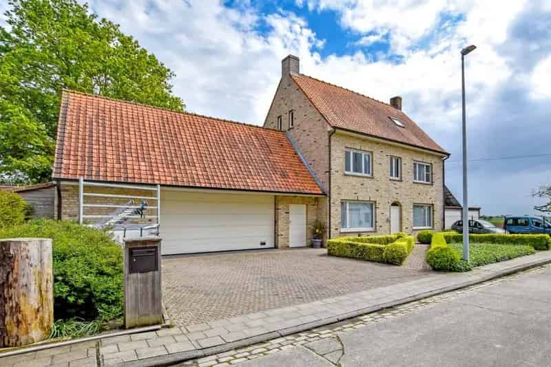 Ruime woning met prachtige verzichten, 5 slaapkamers en dubbele garage.