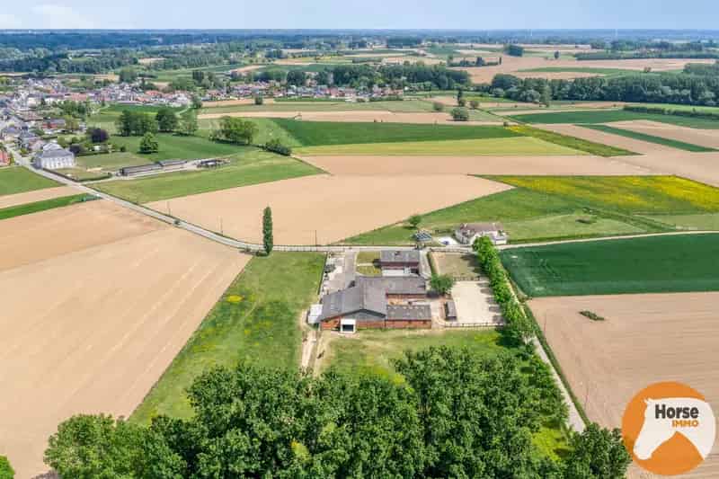 WOUBRECHTEGEM - Charmante woning met 2 loodsen op 1,61 ha