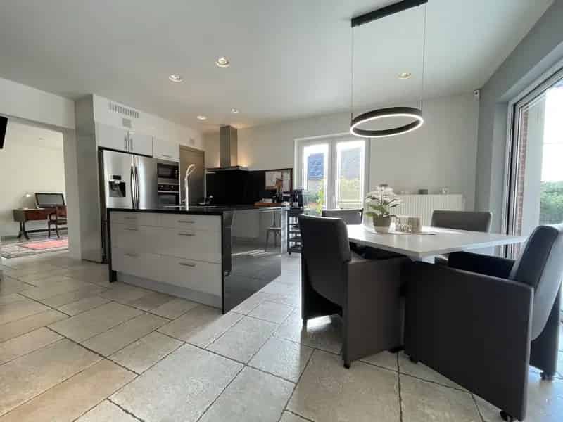 Hoogwaardig gerenoveerde woning met verzorgde tuin