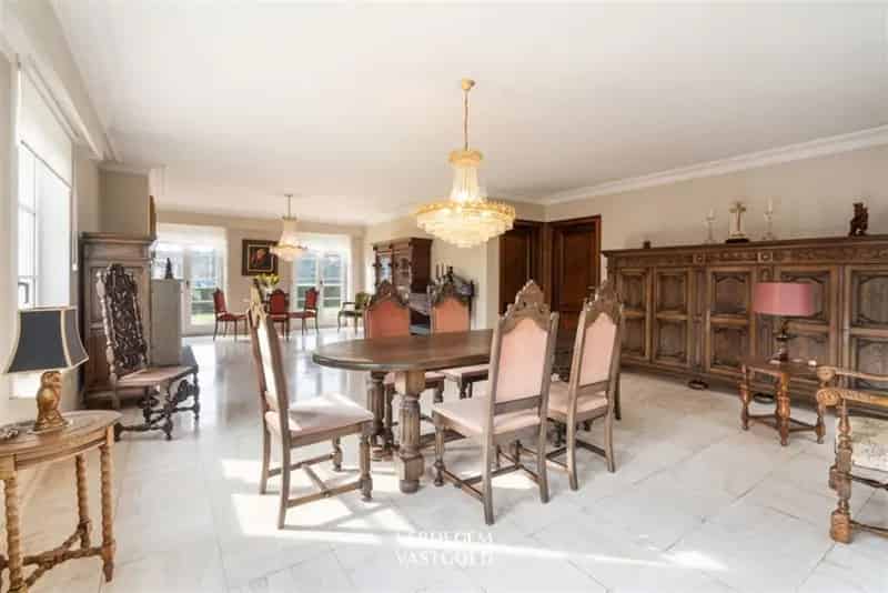 Statige villa met bouwgrond op een perceel van 1684m²