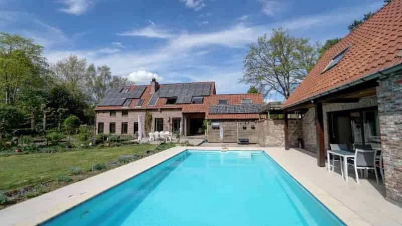 Villa van 270m² met bijgebouw van 100m² op 30 are met openluchtzwembad