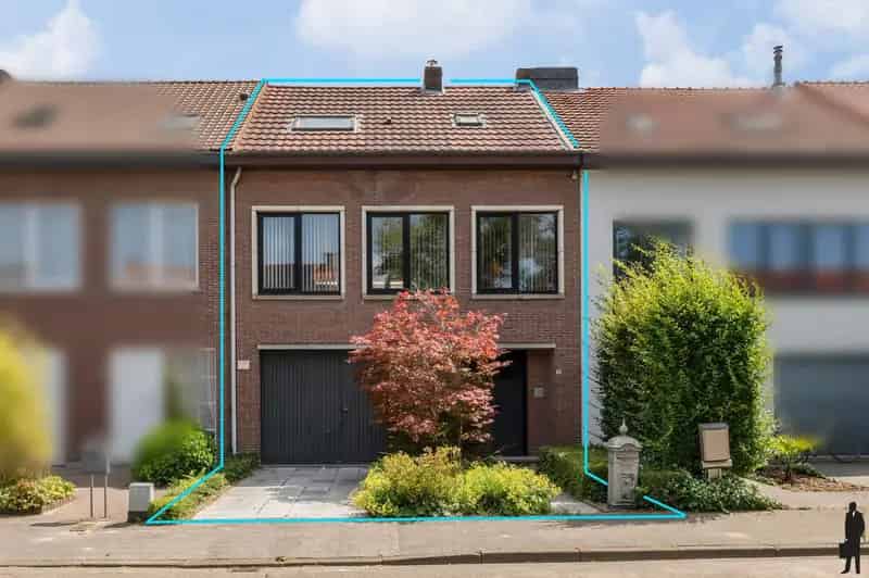 Bel-etage woning met 4-5 slks en een inpandige garage