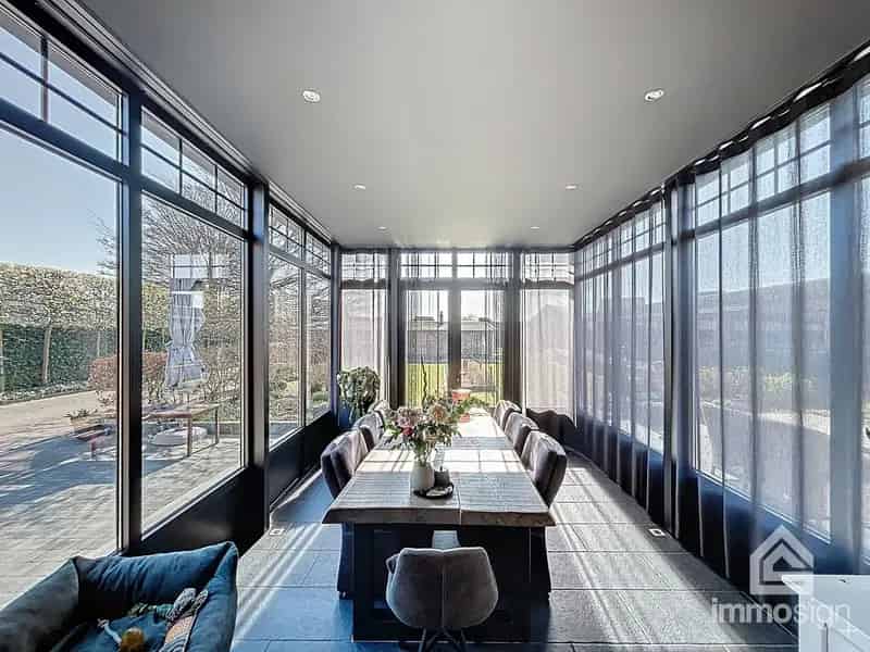 Exclusieve woning voorzien van dubbele garage en bedrijfshal op de Nederlandse grens