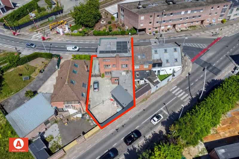 Half-open bebouwing met karaktergevel, 6 slpks & garage.