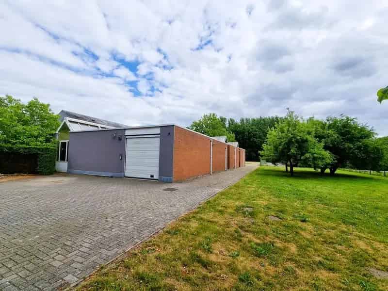 Kantoorgebouw met magazijnruimte, bruto vloeropp 2.916m² op een totaal perceel gelegen van 94a33ca.