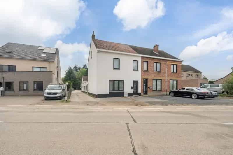 Half open bebouwing met 3 (mogelijkheid tot 5) slaapkamers op een perceel 9,47 are