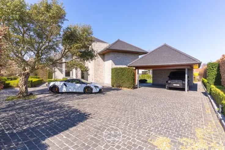 Luxueuze Villa te Koop in Merelbeke met Zwembad