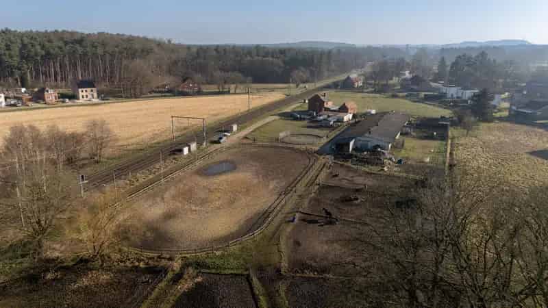 Unieke eigendom met loods, bijgebouwen en weilanden op 87a37